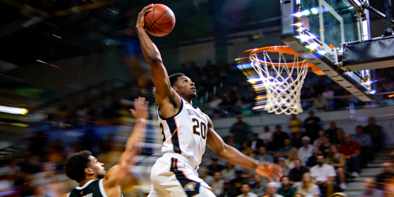 篮球运动员在比赛中突破上篮的瞬间