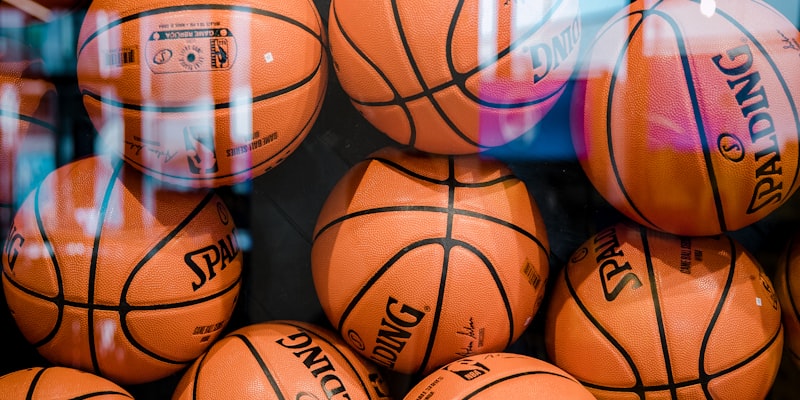 足球运动员在训练场上进行射门练习